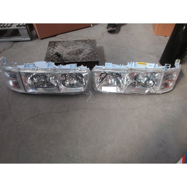 Фара HOWO SINOTRUK Левая WG9100720110