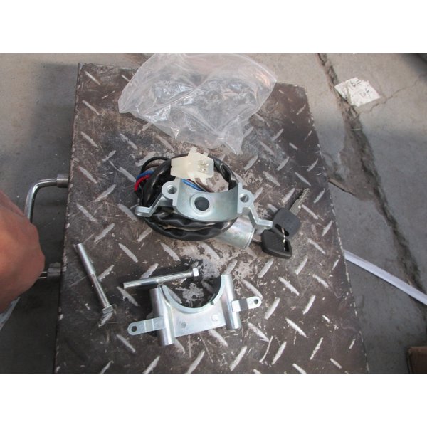 Замок зажигания HOWO Е-3 круглые контакты AZ9625470030